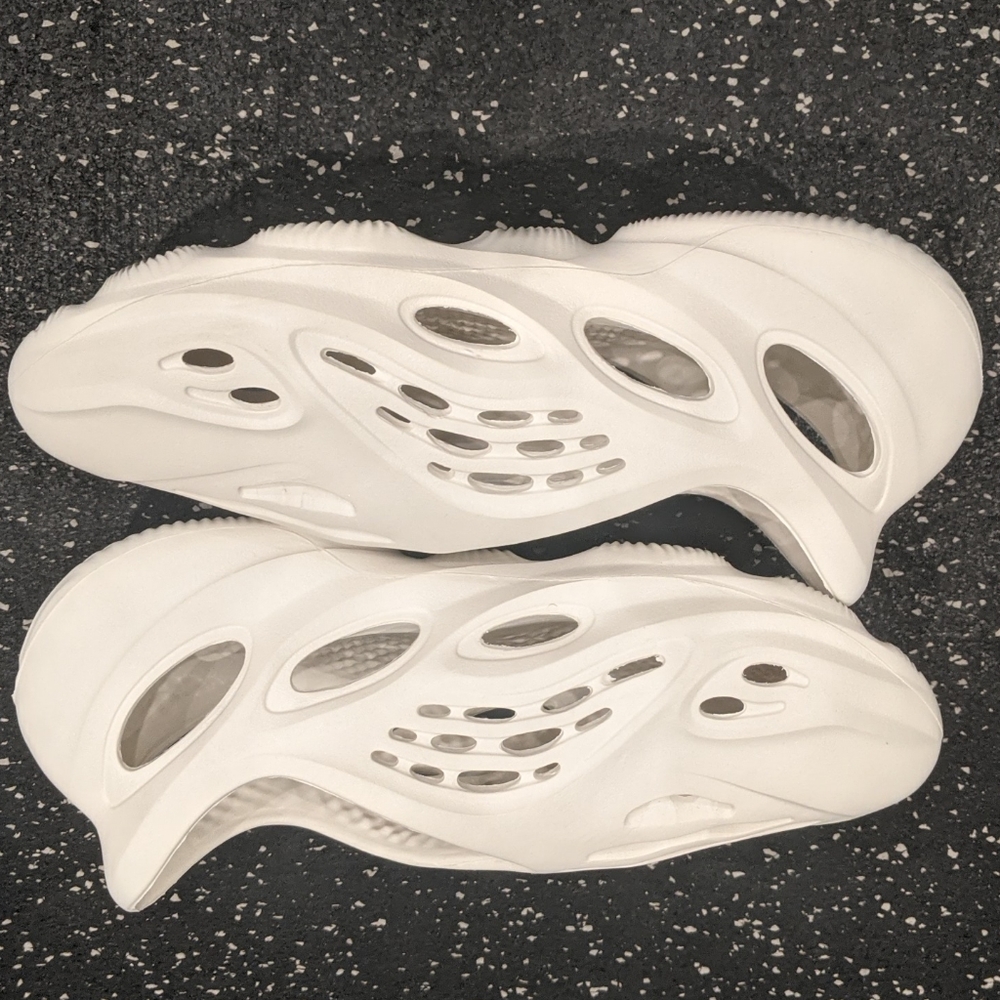 ADIDAS YEEZY MEN FOAM RUNNER SZ. 9 SAND